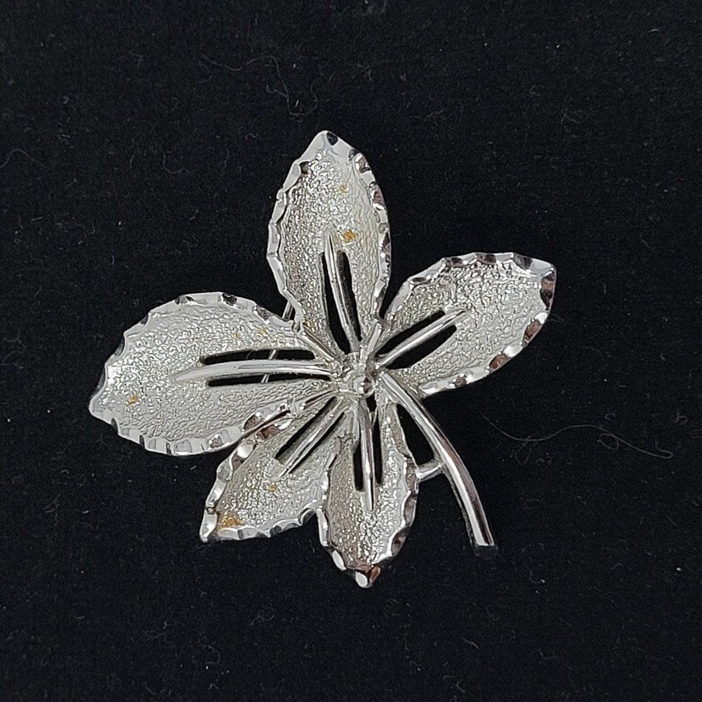 Vintage Signed Sarah Coventry Silver Tone Clover Brooch Pin Pendant Etched‎ Gift